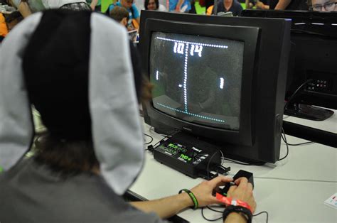 Joysticks connected to a retro gaming console - Creative Commons Bilder