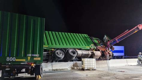 Schwerer Unfall Auf A Lkw Auf Mittelleitplanke Gekippt Stra E