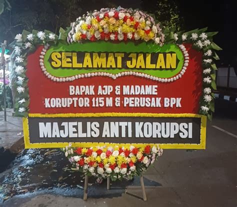 Karangan Bunga Sindir Eks Wakil Ketua BPK Agus Joko Pramono Isinya