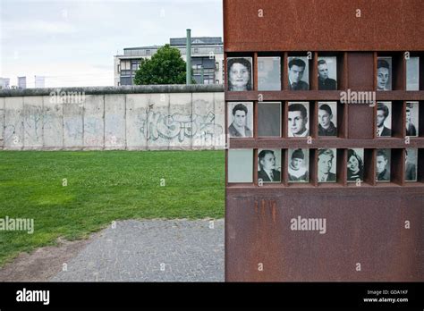 Imagen De Pared Conocido Con Fotos De Las Víctimas Que Murieron Tratando De Cruzar El Muro De