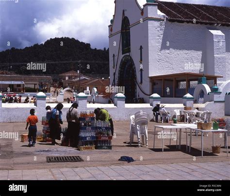 Mexico.Chiapas.San Juan Chamula.Iglesia colonial y nativos chamulas ...