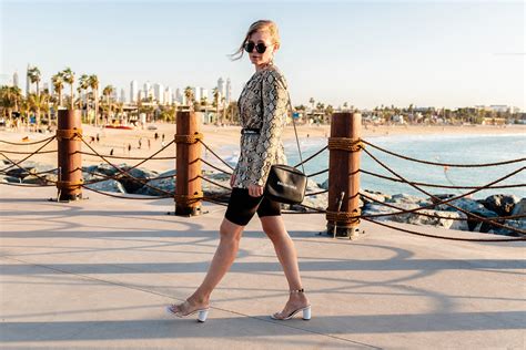 Outfit Blazer mit Gürtel x Radlerhose Naked Heels Fashion Blog