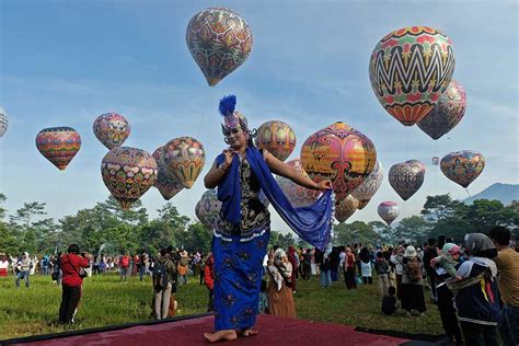 Atraksi Balon Udara Hiasi Langit Wonosobo Jawa Tengah