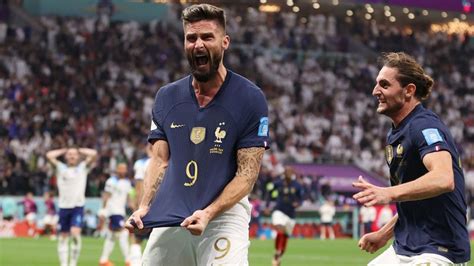 Giroud comemora classificação da França sobre a Inglaterra na Copa