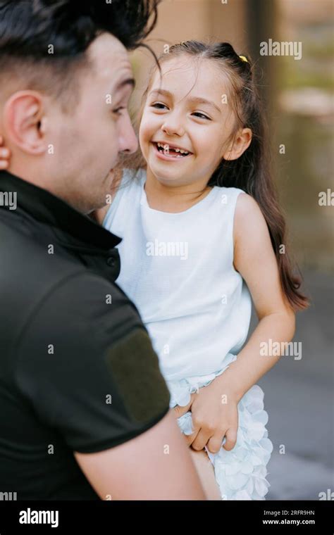 Retrato De Ni A Ucraniana Conociendo A Su Padre De La Guerra Durante