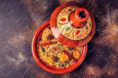 Tajine Marocain Traditionnel De Poulet Aux Fruits Secs Et épices