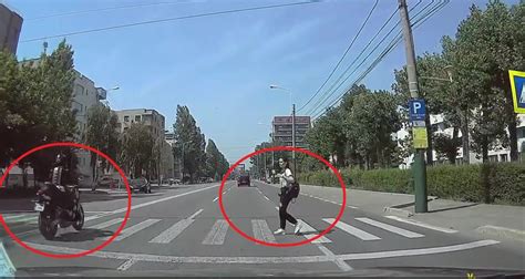 Un motociclist a fost la un pas să lovească un pieton pe trecere în