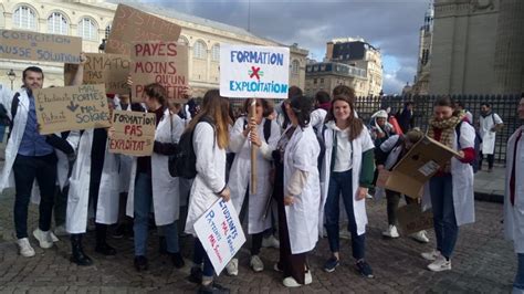 France Des étudiants En Médecine Manifestent Contre Le Projet De Loi