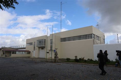 Guardas salvam recluso que incendiou a própria cela