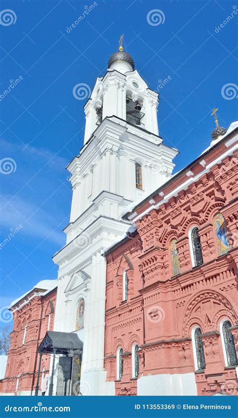 Campanario De La Iglesia Del Icono De Tikhvin De La Madre De Dios