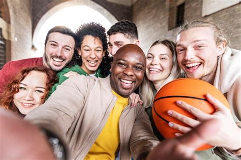 Amigos Multirraciais Tirando Foto De Grupo Selfie L Fora Foto Premium