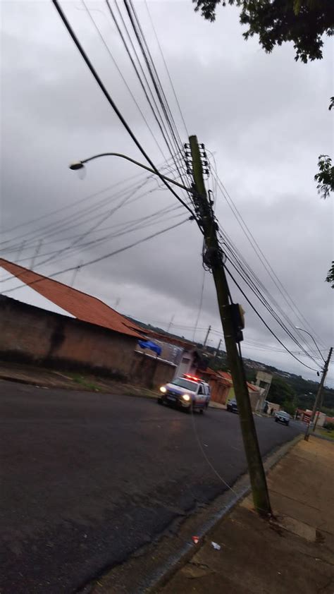 Caminhão arrasta poste fios energizados na Cohab 1 em Botucatu