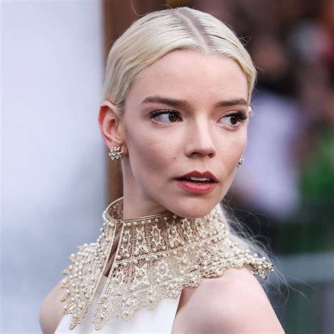 Anya Taylor Joy Lights Up The Golden Globes Red Carpet In An Ab Baring