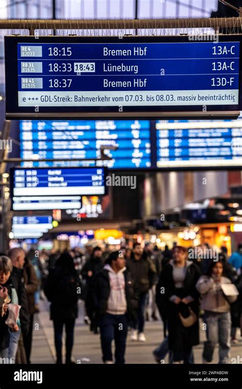 Anzeigetafeln Im Hamburger Hauptbahnhof Abendlicher Berufsverkehr Vor