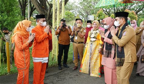 Berkunjung Ke Gorut Penjagub Gorontalo Diterima Pemkab Secara Adat