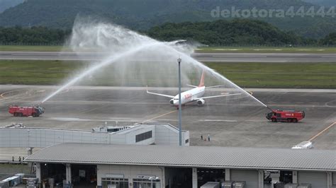 ようこそ広島へ 3年7ヶ月ぶりにソウル仁川線再開 チェジュ航空広島初就航初便 放水アーチで歓迎しました 제주항공 히로시마 인천 노선