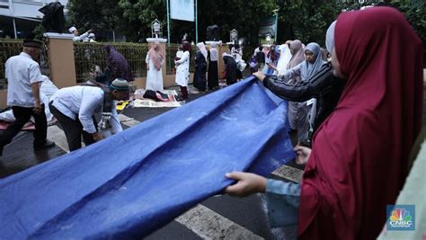 Warga Khusyuk Sholat Idul Fitri 1444 H Di Masjid Al Amin Foto 3