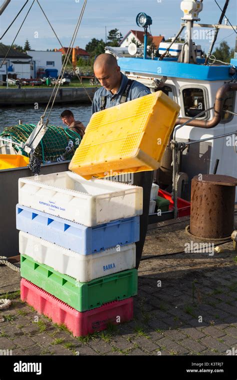 Fischer im roten boot Fotos und Bildmaterial in hoher Auflösung Alamy