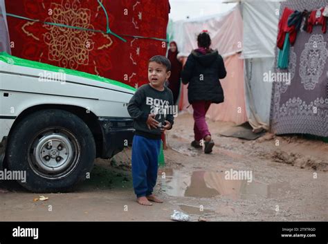 Familias Palestinas Que Emigraron A Las Proximidades Del Hospital De