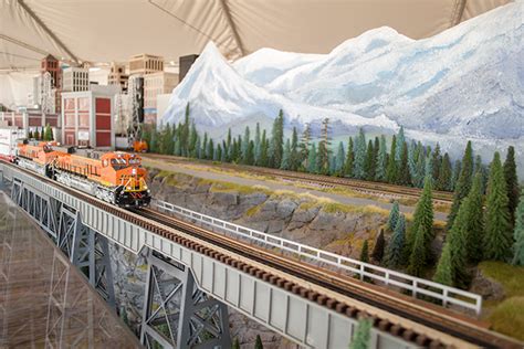 Warren Buffett’s Berkyville: BNSF train set brings big-time fun in ...