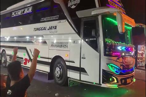 Fenomena Telolet Bus Basuri Mendadak Artis