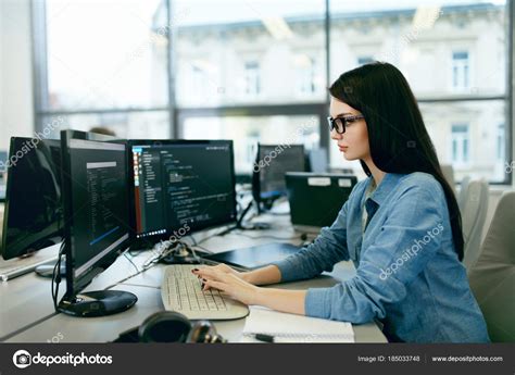 Mujer Joven Trabajando Y Programando En La Computadora En La Oficina — Foto De Stock © Puhhha