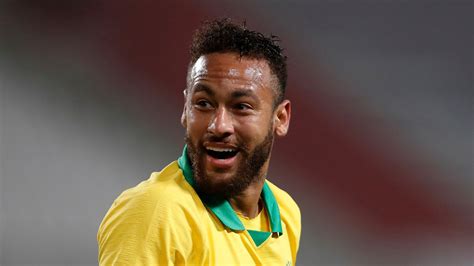 Neymar El Delantero Brasileño Cojea Después De Que La Afición Lo Sacara Del Hotel Del Equipo