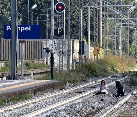 Ragazzine Distese Sui Binari Per Un Video Alla Stazione Di Pompei