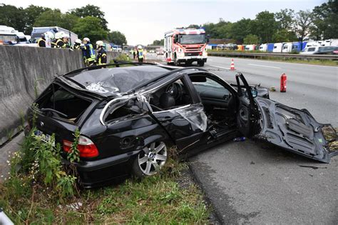 Reifen Eines Autos Geplatzt Heftiger Unfall Auf Der A