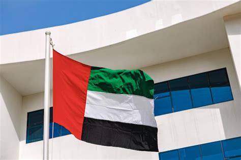 Una Bandera De Los Emiratos Rabes Unidos Ondeando Al Viento Foto Premium