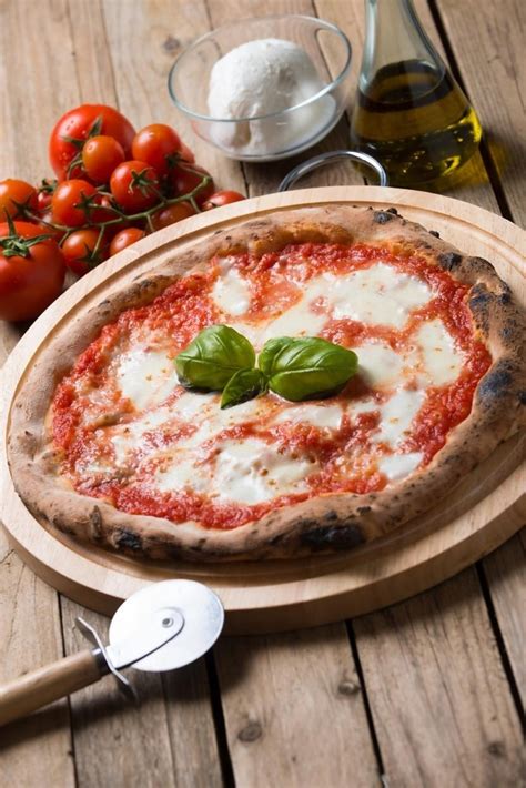 Pizza napoletana najlepsza włoska pizza CookMagazine