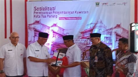 Gubernur Sumbar Mahyeldi Menyerahkan Master Plan Pengembangan Kota