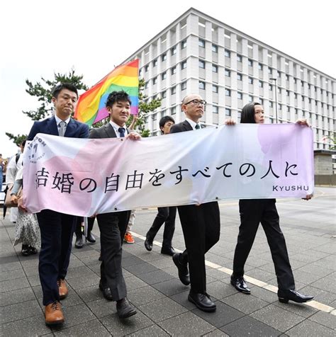 同性婚福岡訴訟の判決があった今月8日、原告らは旗を掲げて思いを訴えた＝福岡市中央区 Lgbt法案衆院通過「保身のパフォーマンス」「時代に