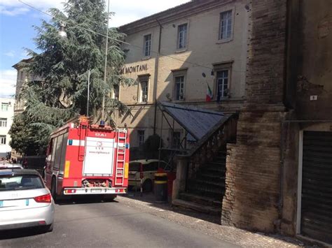 Crolla Il Tetto Di Una Scuola Giornale Di Brescia