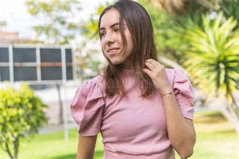 Retrato Horizontal De Una Adolescente Latina Con Cordones Posando Con