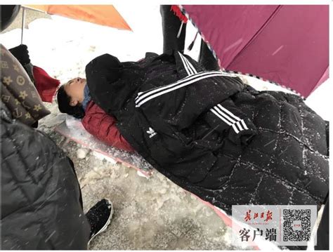 女士摔倒雪中路人纷纷伸援手，网民到城市留言板为好心人点赞武汉新闻中心长江网cjncn