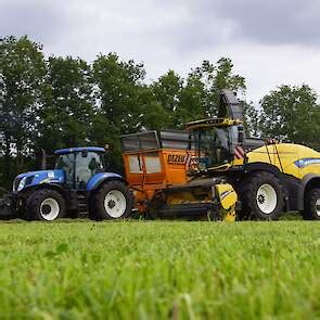 New Holland Gras Hakselen Met New Holland FR 550 Trekkerweb Nl