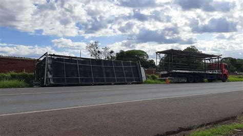 Caminh O Carregado Frangos Tomba Na Br Em Cascavel