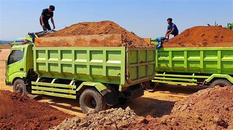 Dump Truk Hino Dutro X Power Oleng Saat Masuk Lokasi Proyek Bongkar