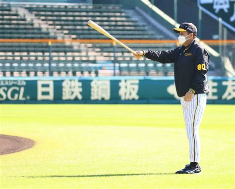 バットを手にする岡田監督（撮影・岸 良祐） ― スポニチ Sponichi Annex 野球