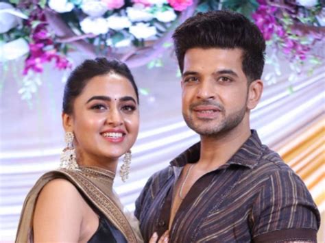 Video Of Tejasswi Prakash And Karan Kundra Kissing On The Escalator Is