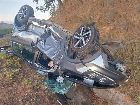 Carro bate na lateral de caminhão roda na pista e capota na MG 050 em