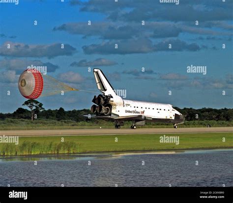 Space Shuttle Drag Chute Hi Res Stock Photography And Images Alamy