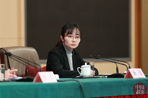 2019年两会：市场监管局等记者会 女翻译扎马尾年轻减龄 搜狐大视野 搜狐新闻