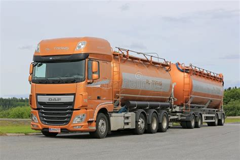 Caminhão De Tanque Novo Do DAF XF Estacionado Foto de Stock Editorial