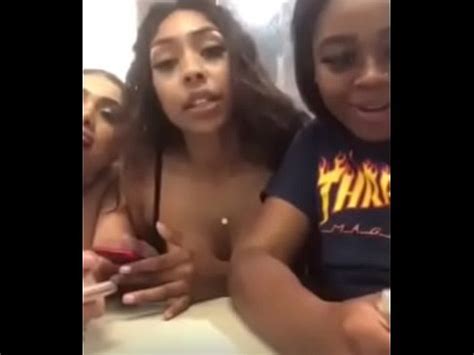 Nuevas Chicas Locas Mostrando Sus Pechos En McDonald S XVIDEOS