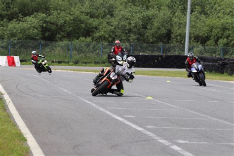 Szkolenia Motocyklowe Na Torze Jazda Motocyklem Na Torze