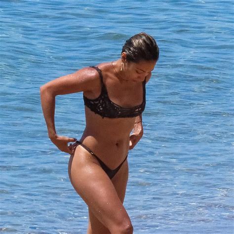 5 Hot Sexy Karen Bradley Bikini Pics