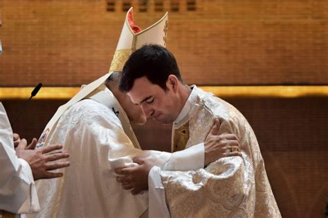 El Cardenal Osoro en la ordenación sacerdotal del P Pou L C