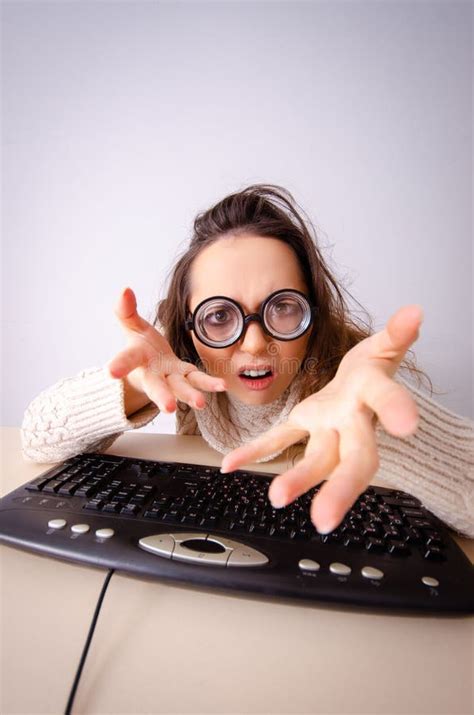 A Menina Engra Ada Do Lerdo Que Trabalha No Computador Imagem De Stock